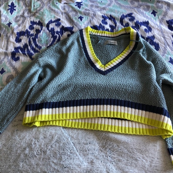 Urban Outfitters Cropped Sweater - Picture 3 of 3